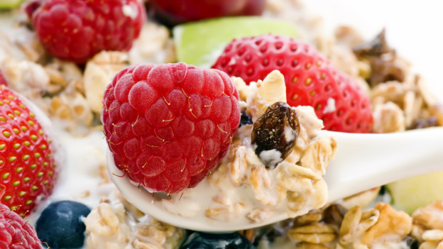 Desayunar, variar la alimentación y disminuir la ingesta de carbohidratos son buenas alternativas para bajar de peso