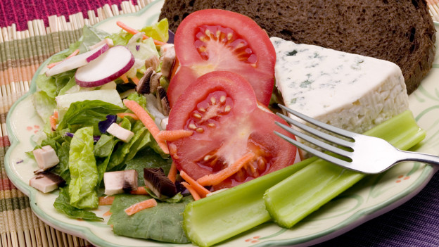 Si estás a dieta puedes consumir un poco de queso panela, galletas saladas; tomar mucha agua y té verde