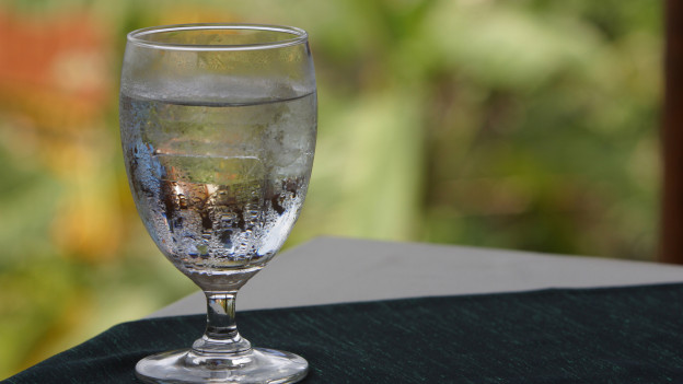 Consumir dos litros de agua ayuda a eliminar las toxinas y a mejorar la vida de las personas