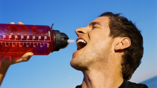 Personas con tensión arterial alta o enfermedades del corazón deben evitar el consumo de bebidas energéticas.