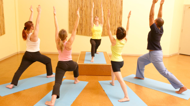 Practicar yoga tonifica los músculos, los tendones y las articulaciones del cuerpo.