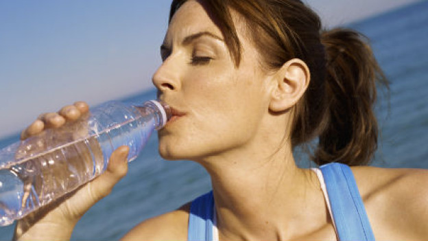 En la deshidratación, los síntomas incluyen la pérdida de peso, letargo, mareos, náuseas, vómitos, confusión y resequedad.