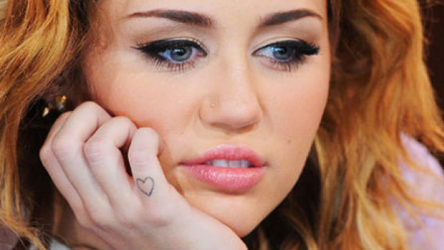 Miley Cyrus es grabada mientras fumaba salvia en su cumpleaños número 18.