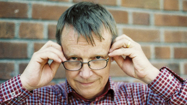 Hans Rosling muestra gráficas sobre la historia de la epidemia del SIDA.