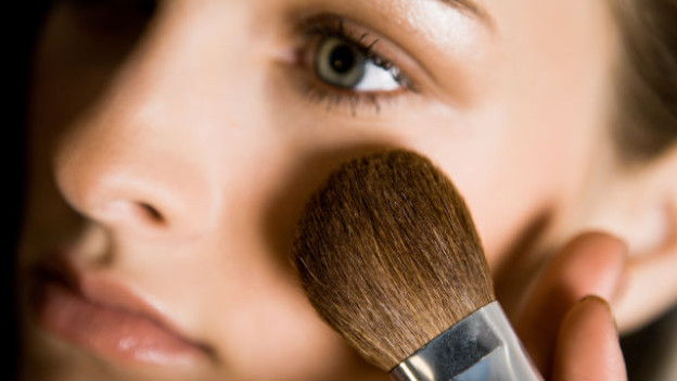 Para quitar el maquillaje es recomendable el uso de una loción desmaquillante a base de agua o aceite