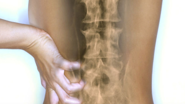 El dolor frecuente en la columna baja y huesos, son señales de alerta