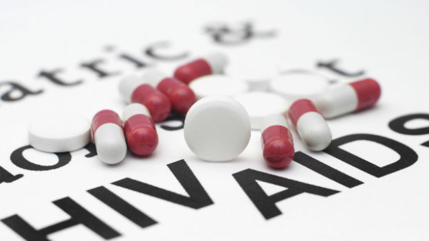 El tratamiento consiste en diferentes medicamentos que combaten la infección del VIH mediante la inhibición de enzimas