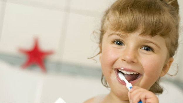 Utiliza hilo dental y enjuagues bucales en tu limpieza