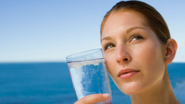 Beber agua ayuda a mantener los niveles adecuados de acidez en el cuerpo y a retardar los procesos de envejecimiento