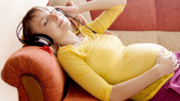 escucha música durante el embarazo