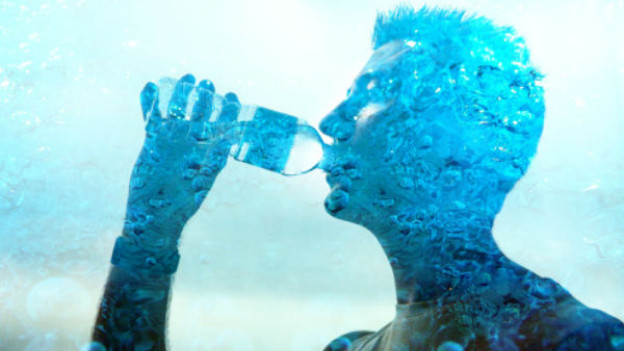 Persona tomando agua 