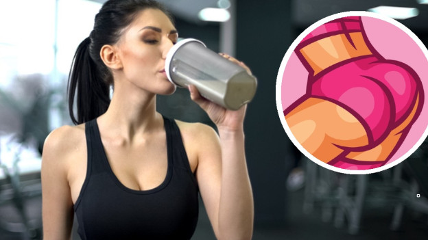 Mujer tomando proteína en polvo para masa muscular