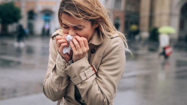 Mujer padece tos y catarro durante el otoño