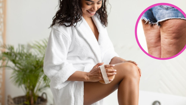 Mujer cepillando su pierna para combatir la celulitis.