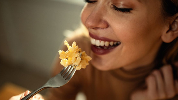 Mujer come pasta 