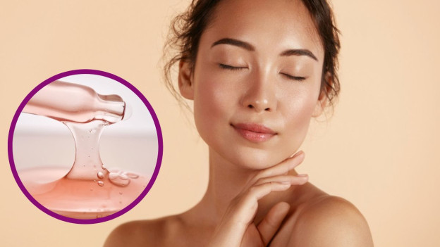 Mujer aplica los 10 pasos para un maquillaje natural. 