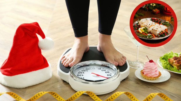 Mujer en báscula junto a gorro navideño, cinta métrica, cena saludable y postres para explicar qué hacer para no subir de peso en navidad