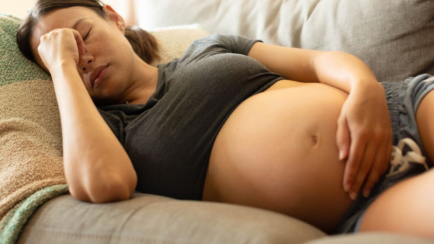 Mujer embarazada acostada sabe el lado del que debes dormir en el embarazo para evitar muerte fetal