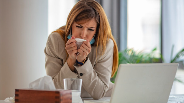 Mujer con gripe no sabe por qué debe faltar al trabajo