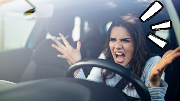 Mujer enojada al volante