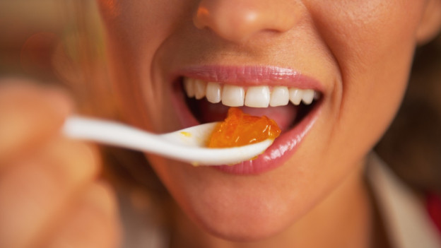 Mujer conoce los 5 beneficios que obtienes al comer gelatina
