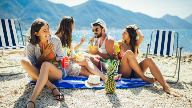 Jóvenes disfrutan, después de leer los 5 consejos para tus vacaciones en la playa.