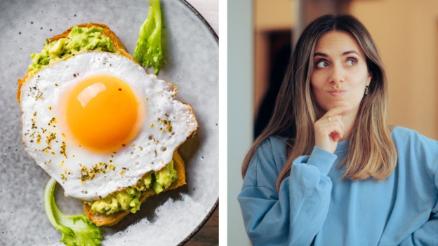Huevo estrellado sobre pan tostado, mujer dudando sobre los alimentos para la memoria