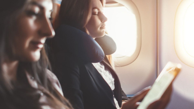 Mujeres en avión tranquilas saben los consejos para cuidar tu salud mientras viajas en avión