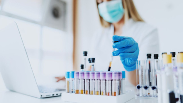Mujer en laboratorio investigando qué son las enfermedades raras 