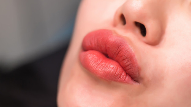 Mujer no sabe que el color natural de sus labios refleja sobre su salud.