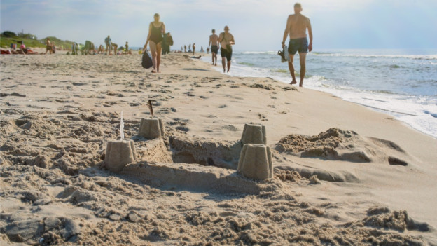 Familia ahora conoce los los peligros de la arena de la playa para su familia. 