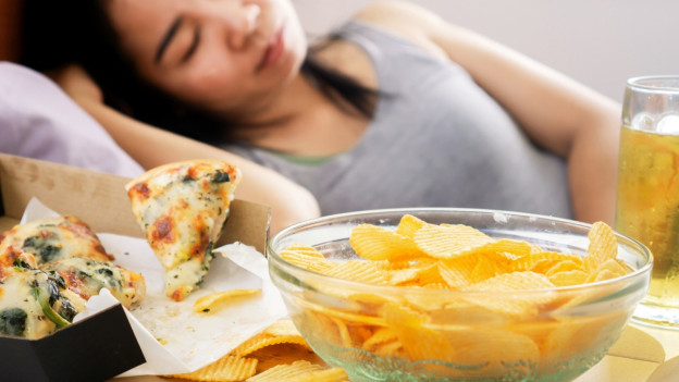 Mujer no sabe por qué da sueño después de comer