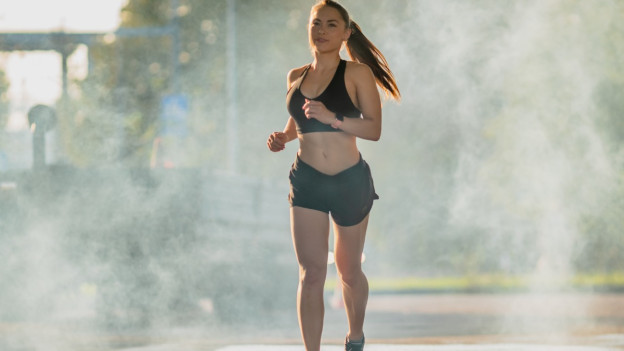 Mujer corre y no sabe por qué no es bueno hacer ejercicio durante la Contingencia Ambiental Atmosférica Extraordinaria