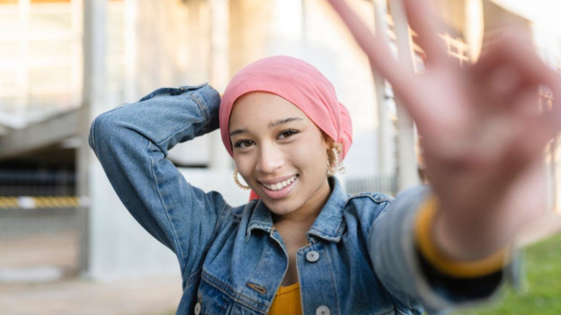 Mujer joven con paliacate para explicar los tipos de cáncer más frecuentes en adolescentes