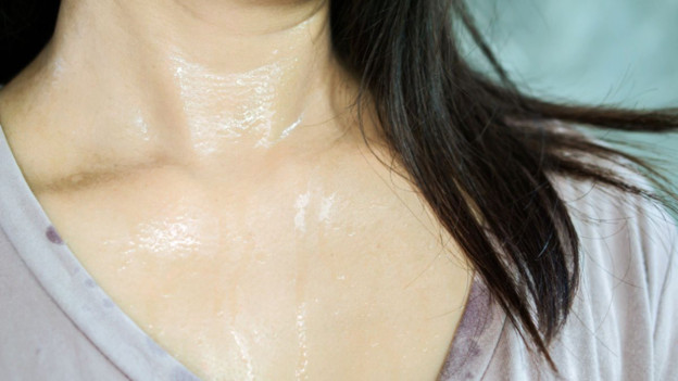 Mujer con sudor se pregunta por los tips para eliminar el sudor por estrés