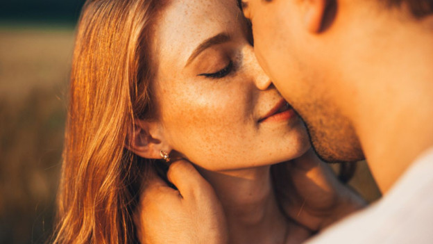 Hombre a punto de besar a mujer porque sabe que besar puede alargar la vida
