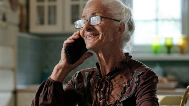 Mujer mayor hablando por teléfono voz de mamá