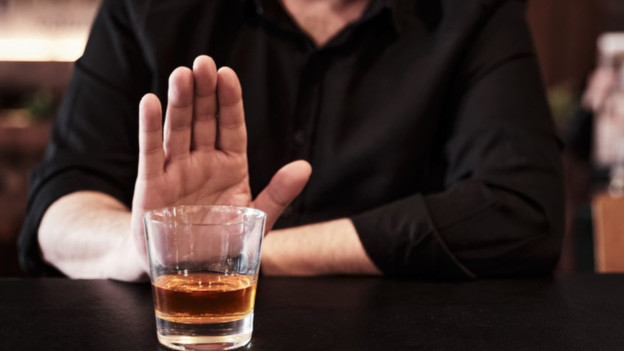 Hombre rechaza trago de alcohol cáncer de próstata