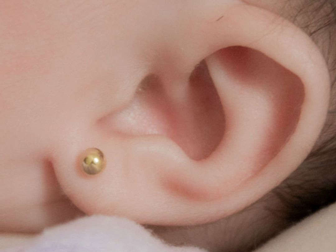Genuino Pacífico Florecer Por qué no deberías perforar las orejas de tu bebé recién nacido?