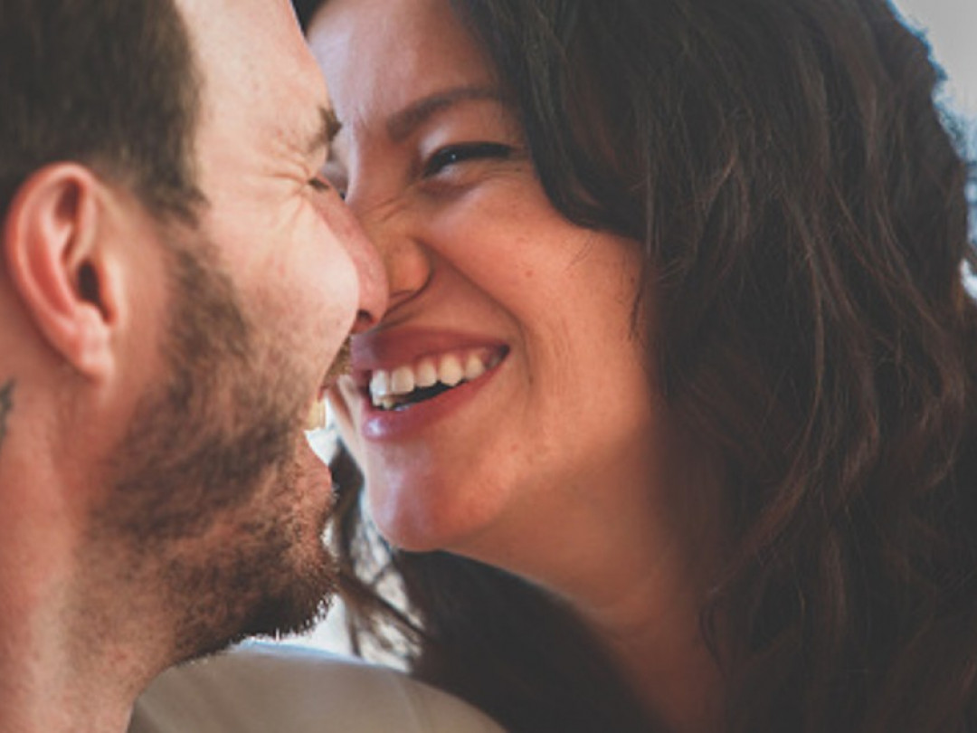 4 cosas que hace un hombre cuando ama a su pareja: si cumple más de una sí  te adora