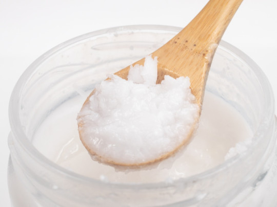 Joven crea mezcla para probar los 5 usos cosméticos del bicarbonato de sodio. 