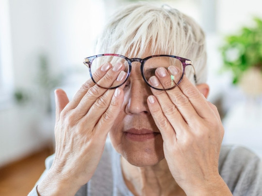 Persona mayor con problema en la visión.