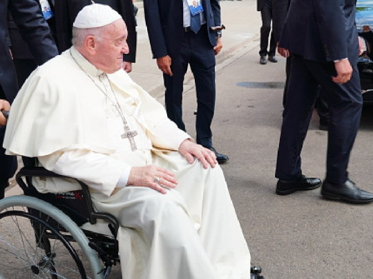 Papa Franciso sentado en una silla de ruedas.