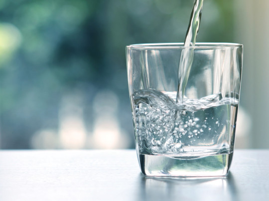 Vaso con agua mineral para mostrar los tres remedios para la indigestión que dañan tu estómago