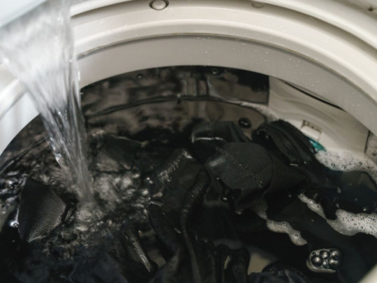 Lavadora limpia ropa al mismo tiempo que ahorrar agua