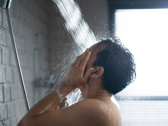 Hombre no sabe que bañarse con agua caliente, podría poner en riesgo su salud.