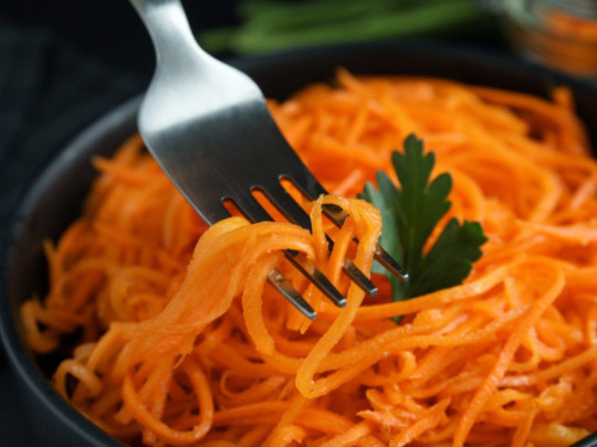 Zanahoria rallada para ilustrar para qué sirve comer zanahoria y que previene el cáncer de mama