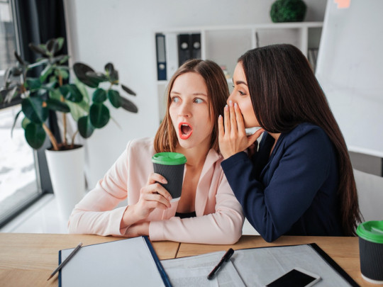Dos mujeres se enteran de un chisme en la oficina y obtienen beneficios en su salud.