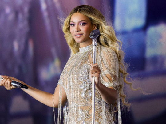 Beyoncé cantando en concierto para explicar que tiene la piel más clara y cuáles son los riesgos de aclarar la piel