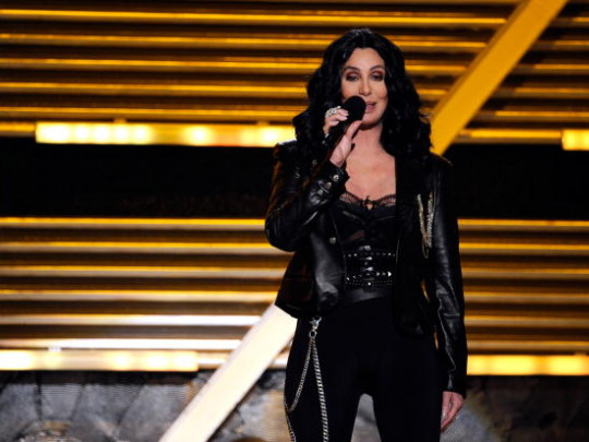  Cher habla en el escenario durante la 45ª Entrega Anual de los Premios de la Academia de Música Country
